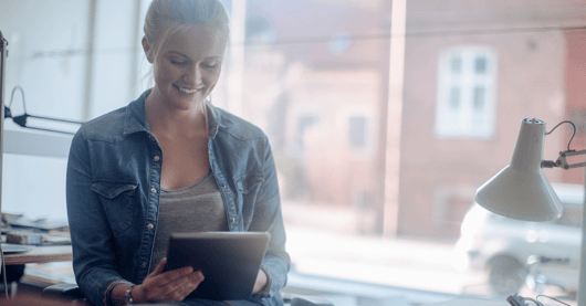 Dame som ser på en tablet, slik bytter du regnskapsforer
