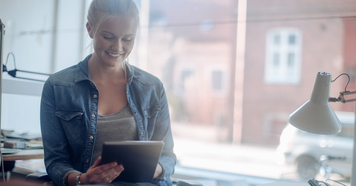 Dame som ser på en tablet, slik bytter du regnskapsforer